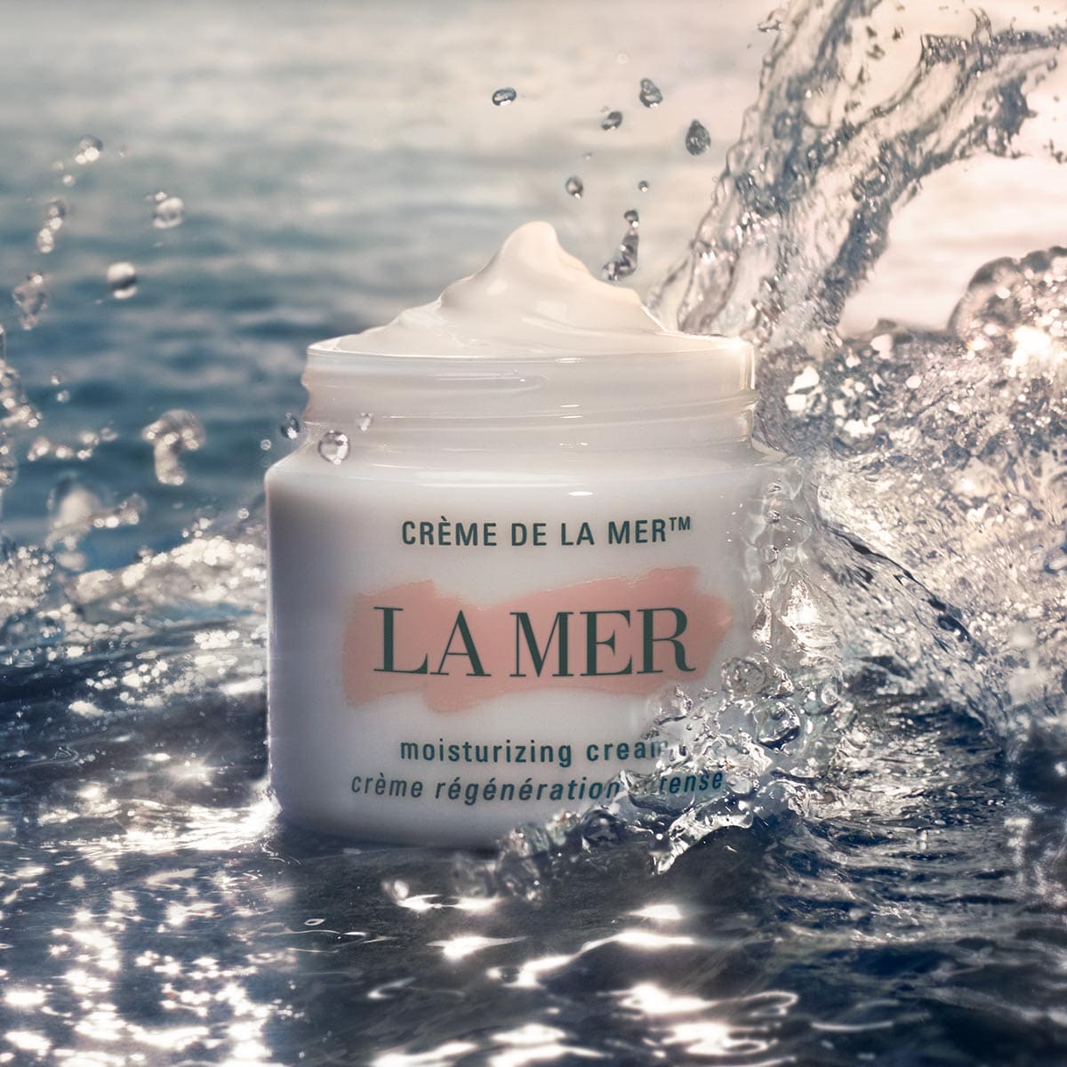 La Mer 經典保濕霜在水中的質地。經典乳霜。